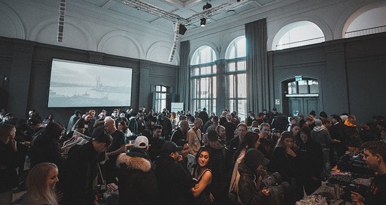 Promuovi un piccolo evento per la nuova collezione Promuovi un piccolo evento per la nuova collezione